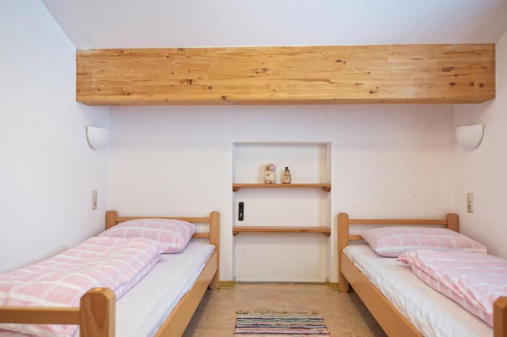Hostel In / Out - *